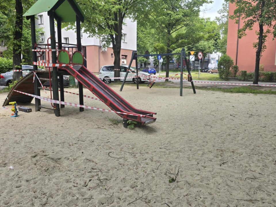 Uszkodzone urządzenia, nie przycięte drzewa, nie skoszona trawa, brak nowego piasku. Od co najmniej trzech miesięcy do Urzędu Miejskiego w Zabrzu mieszkańcy zgłaszali usterki na placu zabaw u zbiegu ulicy Anieli Krzywoń i Charles'a de Gaulla'a. Efekt? Plac zabaw został ogrodzony taśmami i całkowicie wyłączony z użytku.