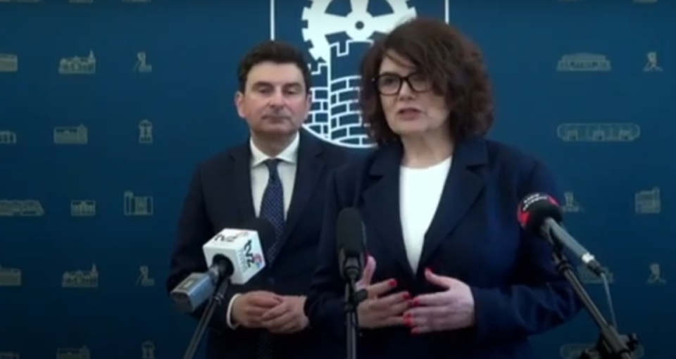 Po odwołaniu w referendum 11 maja ze stanowiska prezydent Zabrza Agnieszki Rupniewskiej, premier Donald Tusk powołał na stanowisko komisarza wyborczego Ewę Weber. Będzie ona zarządzać Zabrzem do przedterminowych wyborów samorządowych w mieście, które powinny się odbyć do 90 dni. W sobotę (17 maja) o godz. 11.00 w zabrzańskim Ratuszu odbył się briefing komisarz wyborczej z udziałem wojewody śląskiego.