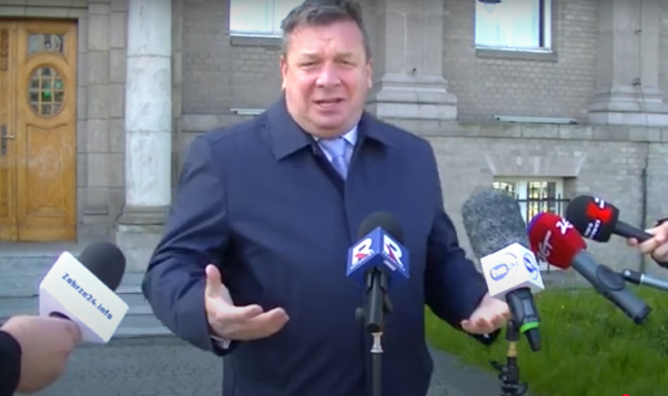 O powodach zbliżającego się 11 maja referendum w sprawie odwołania prezydent Zabrza i radnych, a także o zawiadomieniu do prokuratury o możliwości popełnienia przestępstwa przez sekretarza miasta Zabrze mówił w czwartek rano (8 maja) pod Ratuszem w Zabrzu były wiceminister sprawiedliwości i poseł PiS - Michał Wójcik.