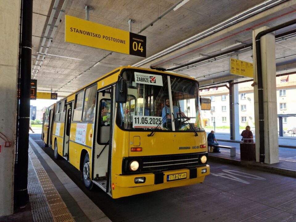 Z Helenki do Makoszów i z powrotem. Po drodze oczywiście po większości dzielnic Zabrza 1 maja kursował Ikarus 280, promujący zbliżające się 11 maja referendum w sprawie odwołania prezydent Zabrza i radnych.