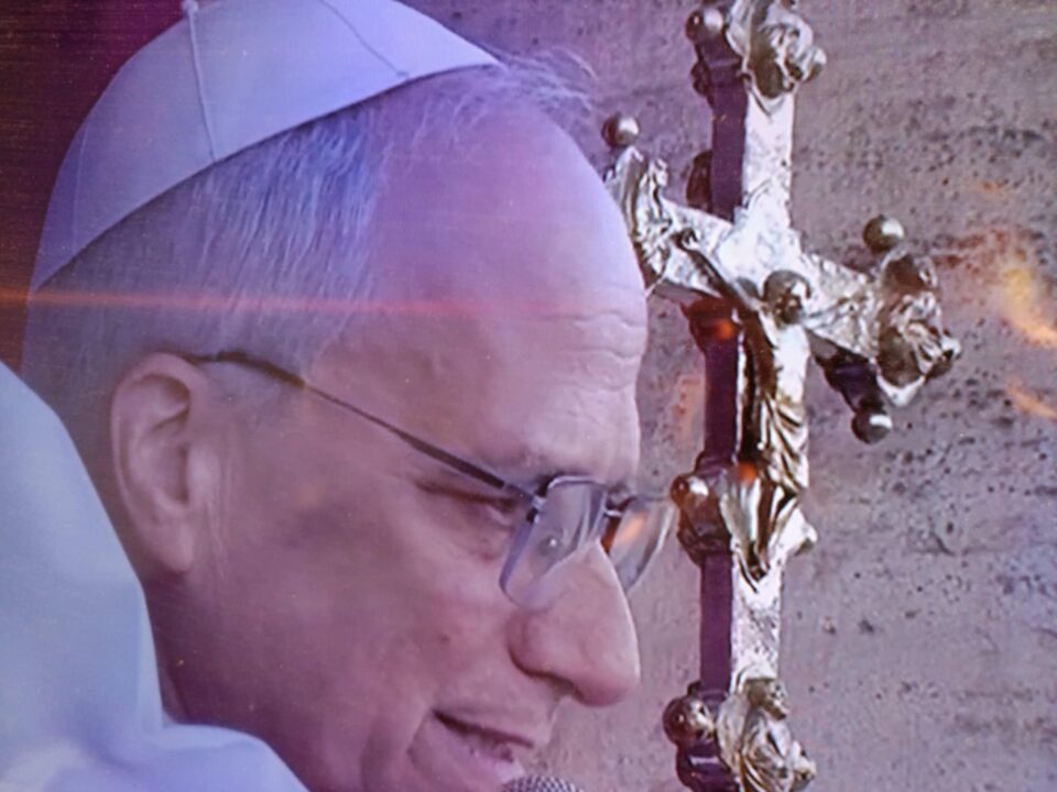 Habemus Papam, Cardinale Robert Prevost! – ogłosił w w czwartek (8 maja) przed godz. 19.30 w Watykanie kardynał protodiakon Dominique Mamberti. 70 letni Amerykanin, który jest doktorem prawa kanonicznego został 267 papieżem i przyjął imię Leon XIV.