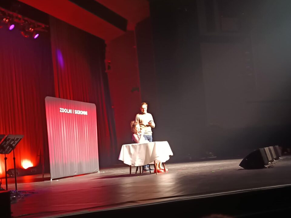 Prawie trzygodzinny występ w ramach finału śląskiej trasy kabaretu Zdolni i Skromni, przyciągnął w minioną niedzielę (18 maja) tysiące widzów. Podczas wieczornego show w zabrzańskim Domu Muzyki i Tańca nie zabrakło też nawiązania do referendum, w którym tydzień temu odwołano urzędującą nieco od ponad roku prezydent Zabrza.