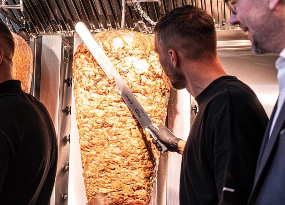 Czekać trzeba było przez prawie dwa ostatnie lata, chociaż w ostatnich miesiącach pojawiła się informacja, że kebab popularnej w Niemczech sieci należącej do Lukasa Podolskiego wkrótce zostanie otwarty na Placu Wolności w Zabrzu. Teraz już wiadomo kiedy dokładnie się to stanie.