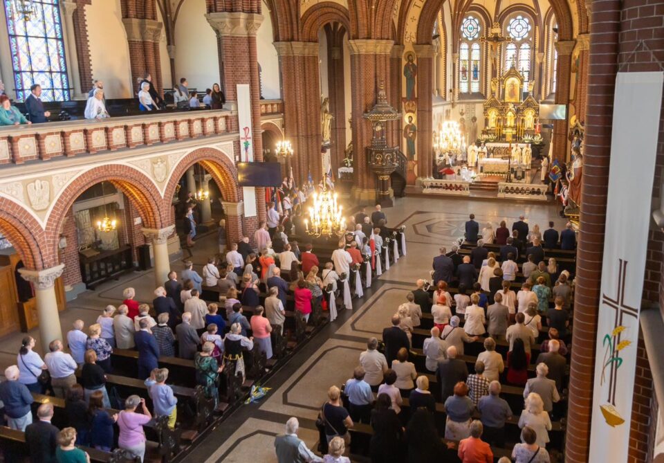 Podczas uroczystej mszy świętej w Kościele św. Anny z okazji Święta Konstytucji 3 Maja nie zabrakło odniesień do napiętej sytuacji politycznej, która ma w ostatnim czasie miejsce w Zabrzu. Pojawiły się one w kazaniu, które wygłosił w imieniu zabrzańskich duchownych proboszcz Parafii św. Franciszka w Zabrzu – poinformował Głos Zabrza.