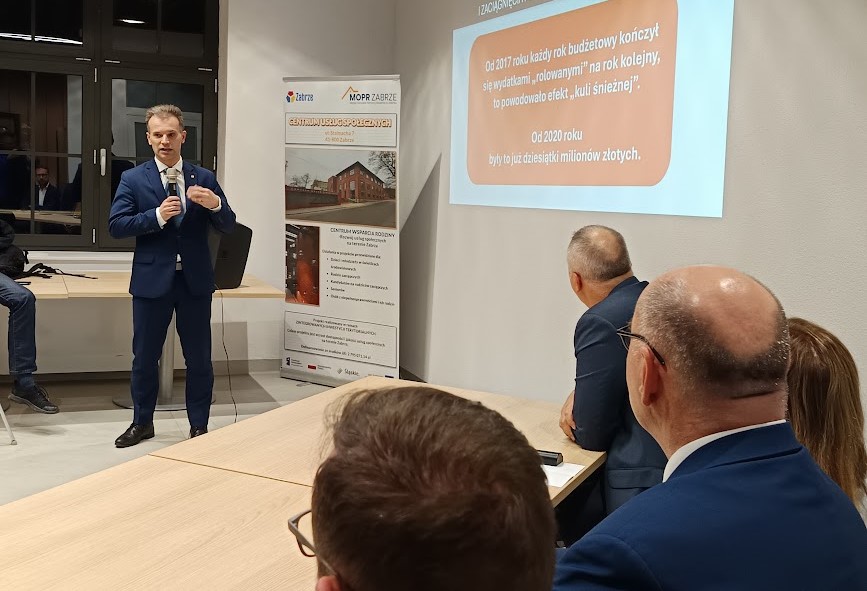 Referendum w odróżnieniu od wyborów, różni się tym, że do zamknięcia lokali wyborczych nie można informować o frekwencji. Niezależnie od tego, sekretarz miasta – Łukasz Urbańczyk, jak poinformowali inicjatorzy akcji referendalnej, wysłał wiadomość do członków komisji referendalnych zgłoszonych przez miasto, żeby informowali na bieżąco o liczbie osób biorących udział w głosowaniu w sprawie odwołania prezydent Zabrza i radnych.