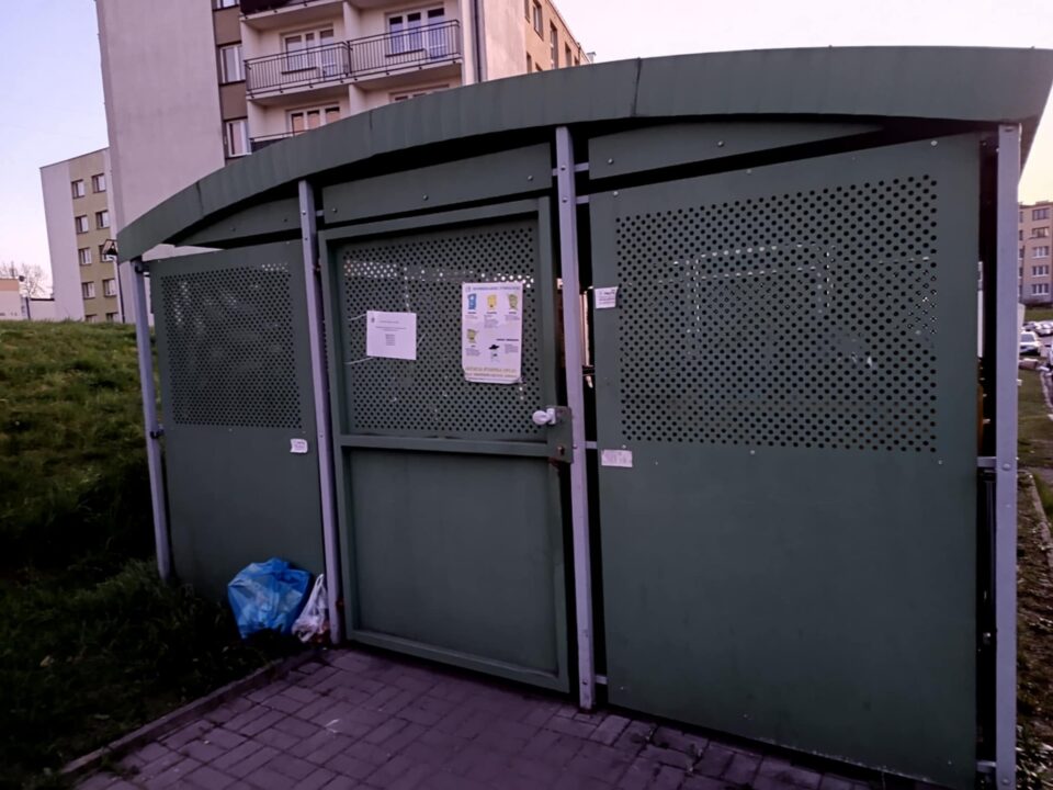 WPO Alba S.A. złożyła w Urzędzie Miejskim w Zabrzu wezwanie do zapłaty blisko 45 mln zł odszkodowania. To pokłosie wyroku Sądu Okręgowego w Warszawie w sprawie nieprawidłowości w przetargu na odbiór i wywóz odpadów w naszym mieście. Jeśli miasto nie zapłaci Albie, to sprawa trafi do sądu i jeśli po raz kolejny rozstrzygnie się ona na korzyść firmy, to wielomilionowym odszkodowaniem równie dobrze mogą zostać obciążeni mieszkańcy Zabrza, poprzez drastyczną podwyżkę stawek za odbiór i wywóz odpadów.