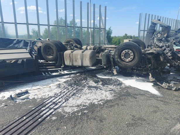 Przed godz. 9.00 w piątek miał miejsce śmiertelny wypadek na zabrzańskim odcinku autostrady A4 w stronę Katowic. Zginął kierowca ciężarówki. W tej chwili trwa usuwanie skutków wypadku. Utrudnienia mogą być nawet do godz. 18.00.