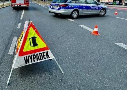 Przed godz. 7.00 w poniedziałek (23 czerwca) doszło do wypadku na zabrzańskim odcinku Drogowej Trasy Średnicowej w kierunku Gliwic. Zderzenie trzech samochodów osobowych miało miejsce przy zwężeniu drogi, na wysokości Ronda Sybiraków w Zabrzu.