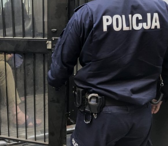 Zabrzańscy policjanci zatrzymali sprawców brutalnego pobicia 25 latka, do którego doszło w marcu tego roku na średnicówce w rejonie Ronda Sybiraków. 31 i 52 latkowi grozi teraz nawet do 8 lat odsiadki.