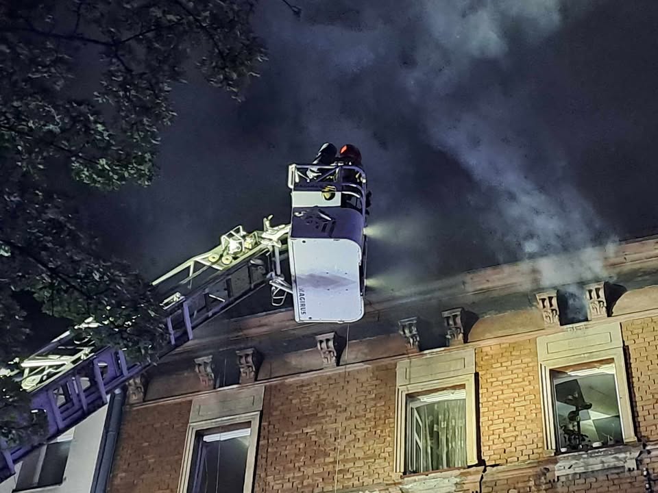 Dzisiejszej nocy (17-18 czerwca) doszło do pożaru poddasza kamienicy przy ul. Urbana 11. Ewakuowano mieszkańców budynku, jedna z osób nie wyszła o własnych siłach.