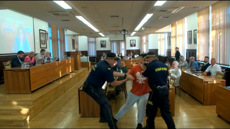 W poniedziałek (7 lipca) na sesji Rady Miasta w Zabrzu doszło do awantury. Mieszkańca, który zakłócał obrady musieli wyprowadzić strażnicy miejscy. Obejrzyjcie wideo