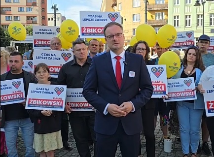 W środę (16.07) w godzinach popołudniowych na placu Wolności w Zabrzu, w otoczeniu sympatyków i współpracowników, Kamil Żbikowski, kandydat na prezydenta miasta, oficjalnie zainaugurował swoją kampanię wyborczą. Podczas konferencji prasowej, która odbyła się o godzinie 16:30, Żbikowski przedstawił kluczowe założenia swojego programu oraz poinformował o złożeniu w komisji wyborczej ponad 4000 podpisów poparcia, co znacznie przekracza wymagane minimum.