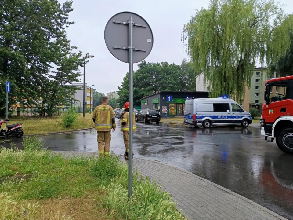 We wtorek (8 lipca) po godz. 16.00 przy ul. Jałowcowej w Zabrzu (Zaborze Północ) doszło do zderzenia skutera z samochodem osobowym. Na miejscu niezwłocznie pojawili się policjanci i strażacy.
