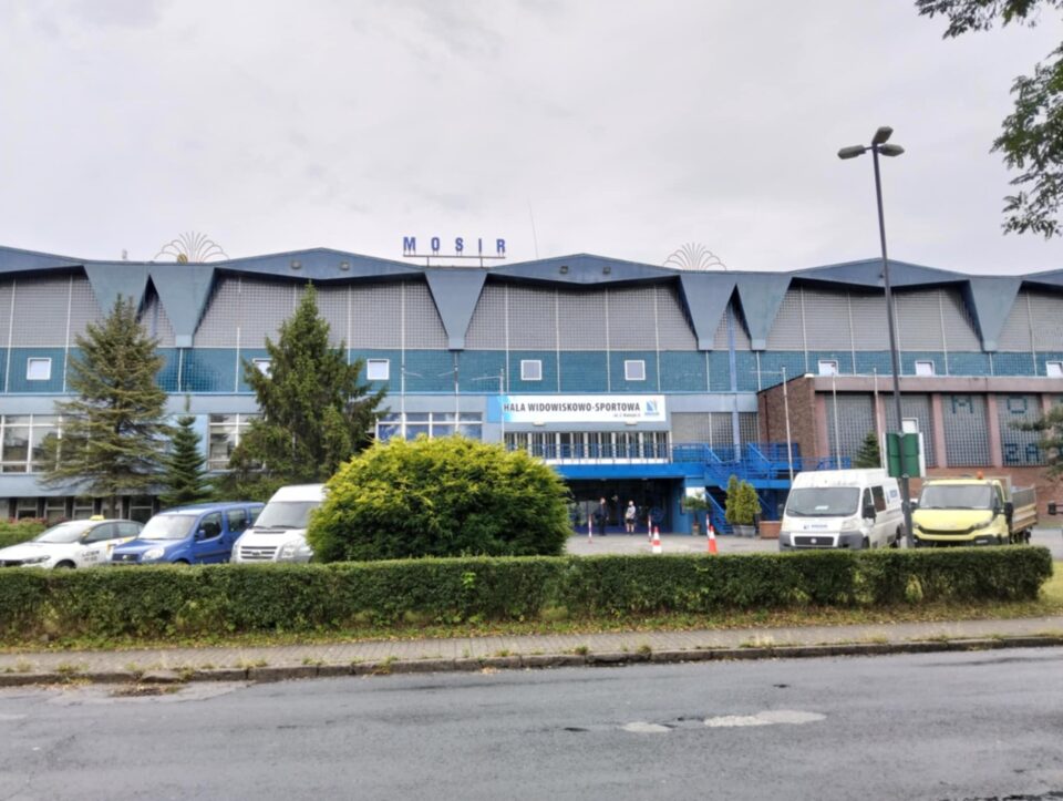 Za rządów byłej już prezydent Zabrza Agnieszki Rupniewskiej planowano sprzedać hale magazynowe należące do miejskiej spółki MOSiR. Transakcję jednak zablokowała pełniąca obowiązki prezydenta miasta - Ewa Weber, która stwierdziła, że mogłoby się to przyczynić do upadku MOSiR-u.