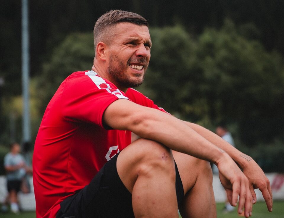 Proces prywatyzacji Górnika Zabrze wchodzi w kluczową fazę. Po wycofaniu się konsorcjum Zarys-Tabapol jedynym zainteresowanym inwestorem pozostała firma LP Holding GmbH, należąca do Lukasa Podolskiego. Legendarny piłkarz w rozmowie z Dziennikiem Zachodnim przyznał, że negocjacje mogą być już bliskie finału, choć podkreślił, że najważniejszym elementem pozostaje uporządkowanie sytuacji finansowej klubu. Sprzedaż akcji Górnika planowana jest na 15 października 2025 roku.