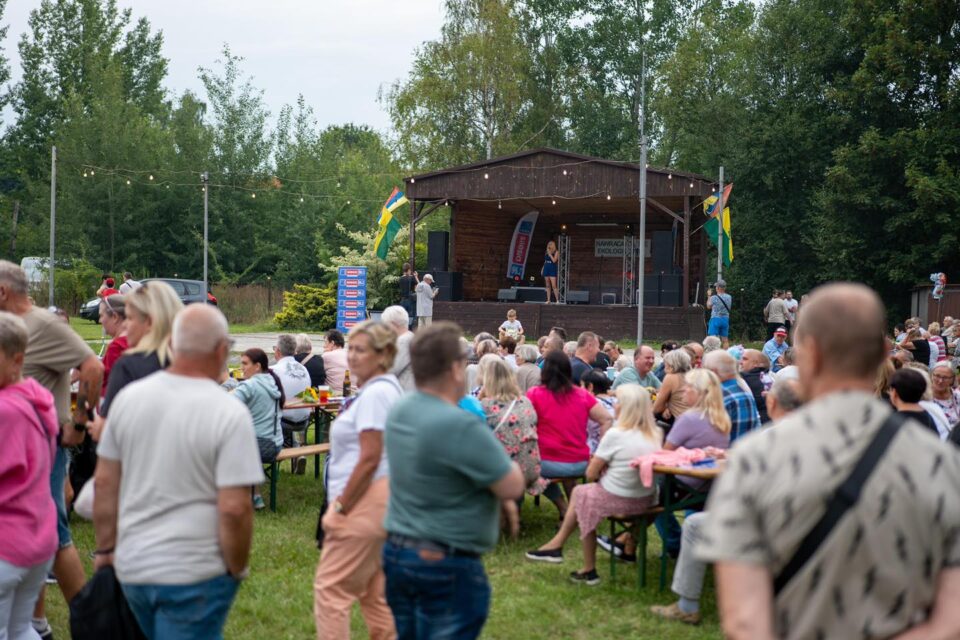 Muzyka na żywo, tańce i gastronomia pod chmurką. Już w najbliższą sobotę (2 sierpnia) zaplanowano kolejną odsłonę Muzycznego spotkania sąsiadów. Tym razem potańcówka odbędzie się przy Arenie Zabrze o godz. 17.00 pod hasłem „Zagrajmy jak za dawnych lat”.