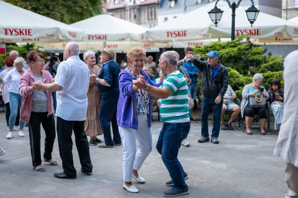 Zabrze ponownie roztańczy się w samym centrum miasta! Już w niedzielę, 24 sierpnia 2025 roku, mieszkańcy i goście będą mogli wziąć udział w wyjątkowej potańcówce pod gołym niebem. Wydarzenie odbędzie się na Placu Teatralnym w Zabrzu i potrwa od godziny 18:00 do 21:00.