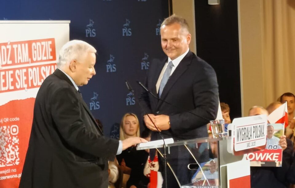 Czy można wypełnić, a nawet przebić w czynach kultowe powiedzenie Lecha Wałęsy "jestem za, a nawet przeciw"? Wygląda na to, że udało się to przegranemu w przedterminowych wyborach na prezydenta Zabrza kandydatowi PiS - Borysowi Borówce. Ten tylko w ciągu kilku dni, kilka razy zmieniał zdanie w sprawie udzielania poparcia Kamila Żbikowskiego, który będzie walczył o fotel prezydenta Zabrza w drugiej turze wyborów 24 sierpnia. Efekt? Borówka potrafi być za, a nawet przeciw, i chyba jednak za... Obejrzyjcie wideo