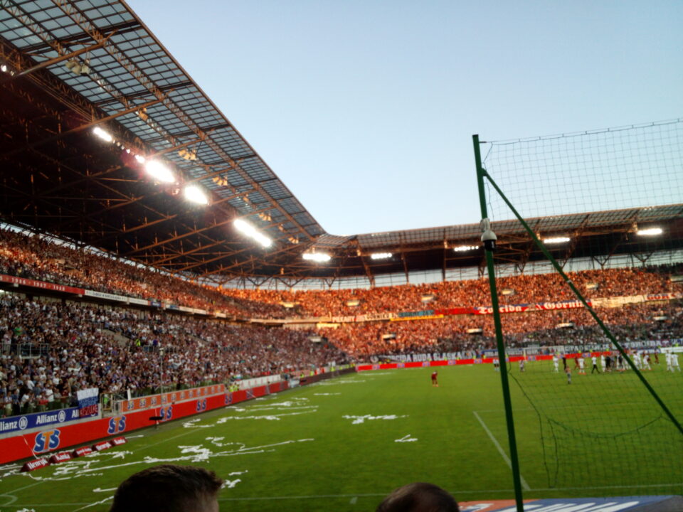 Do dantejskich scen i skandalicznego zachowanie kibiców oraz spikera izraelskiego klub Macabi Hajfa podczas meczu z Rakowem Częstochowa odnieśli się kibice z Torcida Górnik. Wydali oni oświadczenie dzień po tym, jak żydowscy kibice wywiesili na stadionie transparent oskarżający Polaków o holokaust, a także zniszczyli i znieważyli flagę Polski.