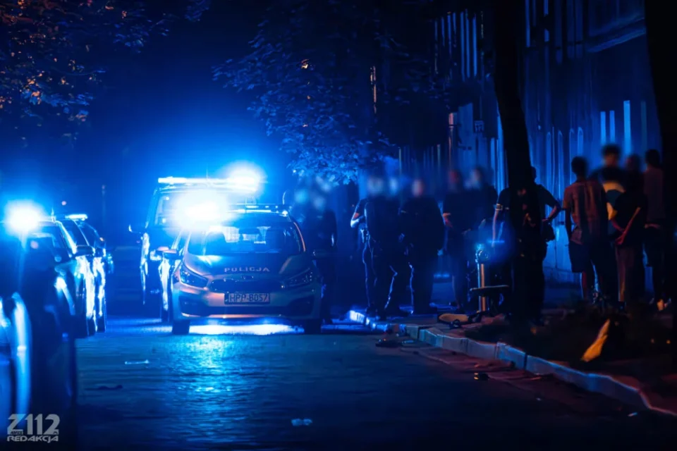 W nocy z soboty na niedzielę (9-10 sierpnia) na ulicy Buchenwaldczyków w Zabrzu doszło do poważnej bójki z udziałem kilkudziesięciu osób - poinformował portal Zabrze112.pl. Jak relacjonują świadkowie, około godziny 23.00 doszło do gwałtownej kłótni, która w krótkim czasie przerodziła się w brutalne starcie na oczach mieszkańców.