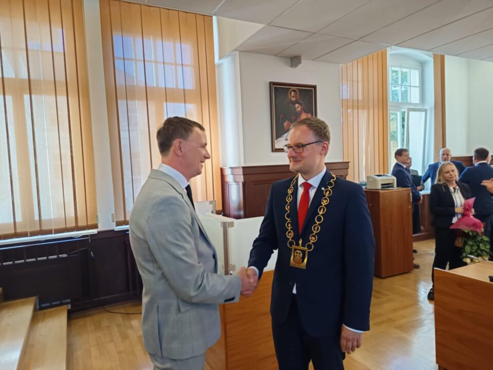 Podczas uroczystej sesji Rady Miasta Zabrze, na której odbyło się zaprzysiężenie Kamila Żbikowskiego na prezydenta, została też podjęta uchwała o wysokości jego wynagrodzeniu. Nowy prezydent symbolicznie obniżył swoje wynagrodzenie.