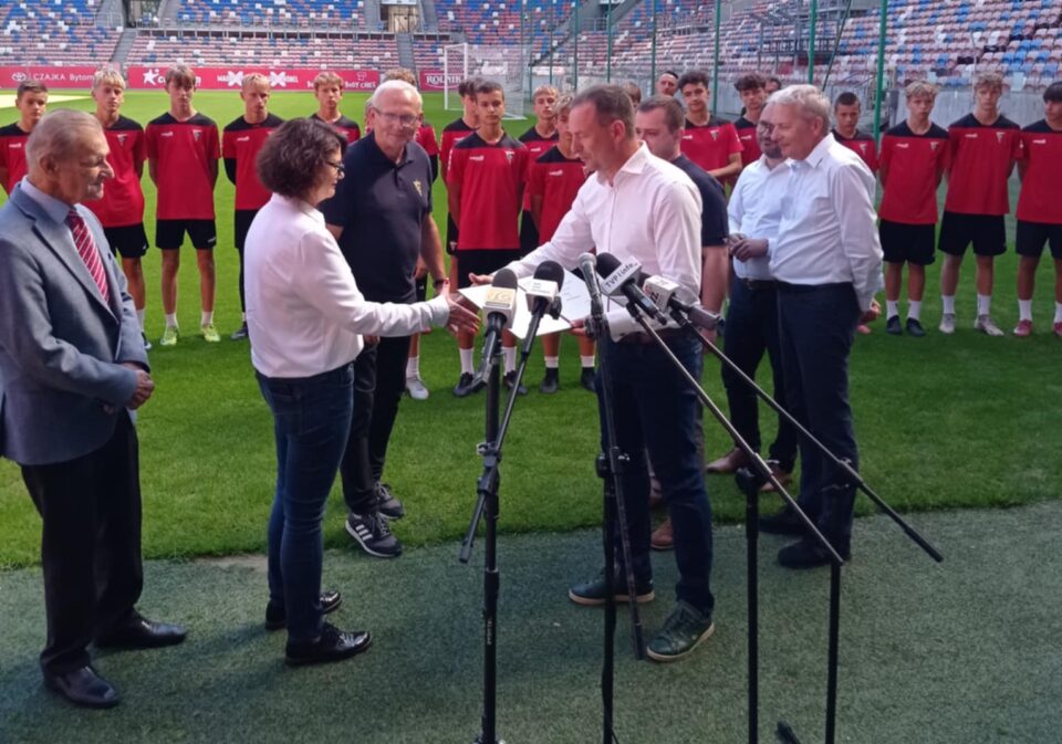 Akademia Piłkarska Górnika Zabrze pozyskała znaczące dofinansowanie z Ministerstwa Sportu i Turystyki. Na konto organizacji trafiło 637 tysięcy złotych, które zostaną przeznaczone na rozwój i profesjonalizację.