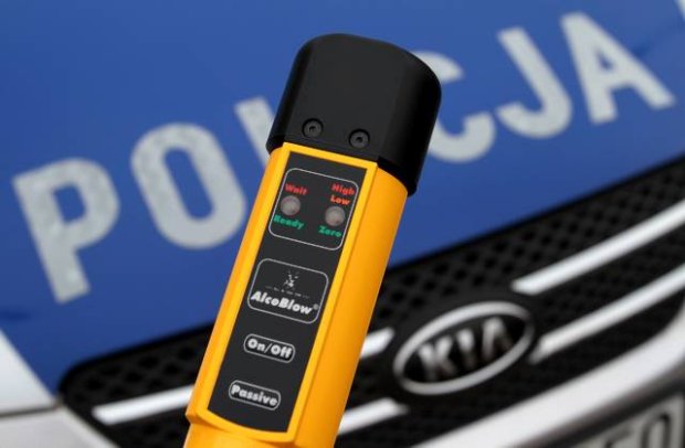 W niedzielny wieczór na ulicy Stalmacha w Zabrzu doszło do groźnie wyglądającej kolizji drogowej. Policjanci z miejscowej drogówki zatrzymali 30-letniego kierowcę samochodu marki Honda, który prowadził pojazd pod wpływem alkoholu. Badanie alkomatem wykazało ponad 0,5 promila alkoholu w jego organizmie.