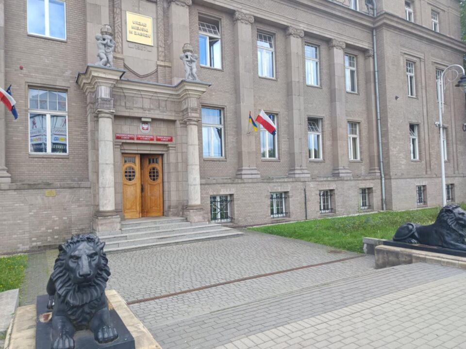 Jeszcze nie opadł kurz po niedzielnych wyborach, a już pojawiają się zapowiedzi, że w Zabrzu odbędzie się kolejne referendum. Wybory 24 sierpnia wygrał Kamil Żbikowski z komitetu Lepsze Zabrze, który pokonał Ewę Weber różnicą zaledwie 106 głosów (16 031 do 15 925). Frekwencja wyniosła tylko 27,56%, co oznacza, że do urn poszło mniej niż trzech na dziesięciu uprawnionych zabrzan.