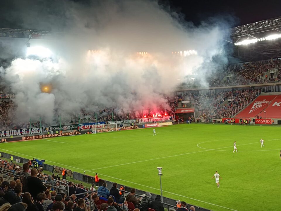 Frekwencyjny rekord został pobity podczas sobotniego meczu Górnik Zabrze - GKS Katowice. W niesamowitej, gorącej atmosferze, niczym na spotkaniu najlepszej europejskiej ligi, trybuny wypełniło 28 236 osób. Śląski Klasyk, zakończył się wysokim zwycięstwem gospodarzy 3:0 (1:0). Obejrzyjcie wideo