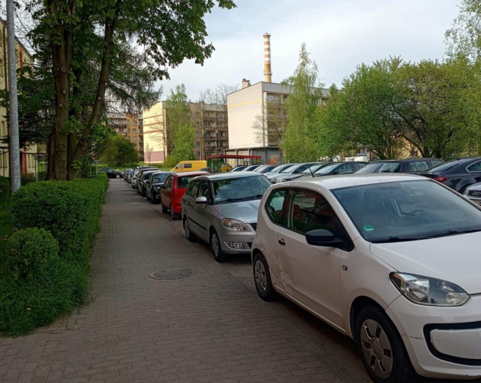 Od wtorku (2 września) mieszkańcy dzielnicy Helenka muszą przygotować się na duże zmiany w organizacji ruchu drogowego. Nowe rozwiązania będą tymczasowe i testowe, a ich głównym celem będzie zwiększenie bezpieczeństwa pieszych – zwłaszcza dzieci idących do szkoły – oraz uporządkowanie parkowania i przejazdów w okolicy.