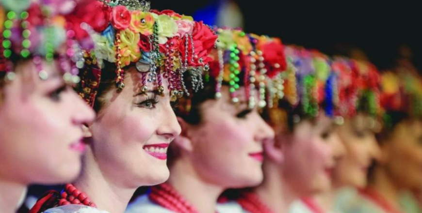 Już w sobotę, 16 sierpnia o godzinie 20:00, na promenadzie Areny Zabrze odbędzie się wyjątkowy koncert, na który mieszkańcy i goście regionu czekają z niecierpliwością. Na scenie wystąpi Chór Zespołu Pieśni i Tańca „Śląsk” im. Stanisława Hadyny – jeden z najbardziej cenionych ambasadorów polskiej kultury. Wydarzenie będzie bezpłatne, co czyni je doskonałą okazją, by w letni wieczór zanurzyć się w świecie muzyki i tradycji.