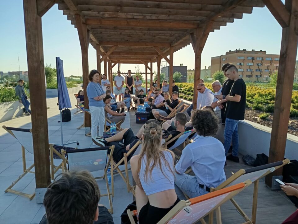 We wtorek 12 sierpnia o godz. 18.00, pełniąca obowiązki prezydenta Zabrza i kandydatka na to stanowisko – Ewa Weber spotkała się z młodymi mieszkańcami miasta z okazji Światowego Dnia Młodzieży. Na dachu Centrum Przesiadkowego przy ul. Goethego młodzi zabrzanie proponowali i zapisywali na tablicy swoje pomysły na Zabrze. Na kanwie tych zapisów została podpisana deklarację o współpracy z zabrzańską młodzieżą. Znalazły się na niej takie pomysły jak między innymi powołania pełnomocnika prezydenta Zabrza ds. młodzieży, ożywienie centrum miasta, rozbudowa ścieżek rowerowych czy lokal na kulturę. Obejrzyjcie relację wideo