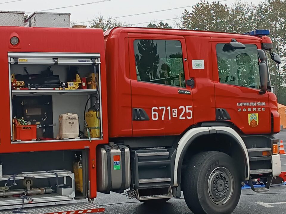 Minął rok od tragicznego pożaru w poznańskiej kamienicy, w którym śmierć poniosło dwóch młodych strażaków. Państwowa Straż Pożarna przypomina, że wiele ofiar ognia można by uniknąć, gdyby w domach znajdowały się czujniki dymu. To niewielkie urządzenie, które może uratować życie całej rodziny.