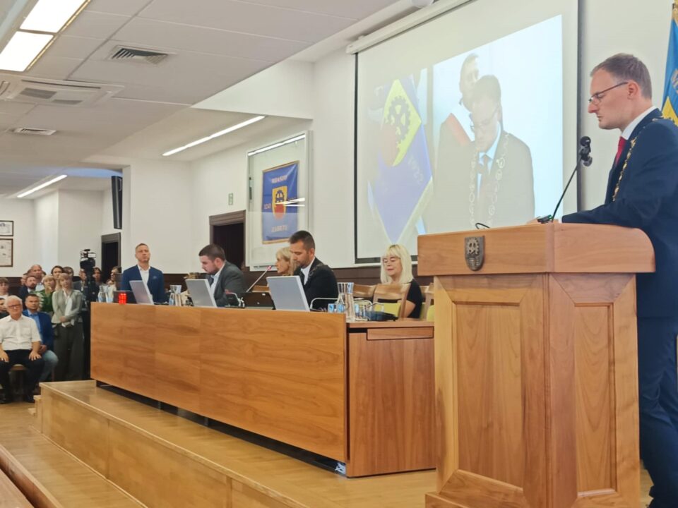 Kamil Żbikowski w minioną środę (27 sierpnia) został zaprzysiężony na prezydenta Zabrza. Przez cały czas jednak trwają rozmowy dotyczące tego kto może znaleźć się w gronie wiceprezydentów. Jak zapowiedział nowy prezydent, zależy mu na wypracowaniu współpracy ponad podziałami.