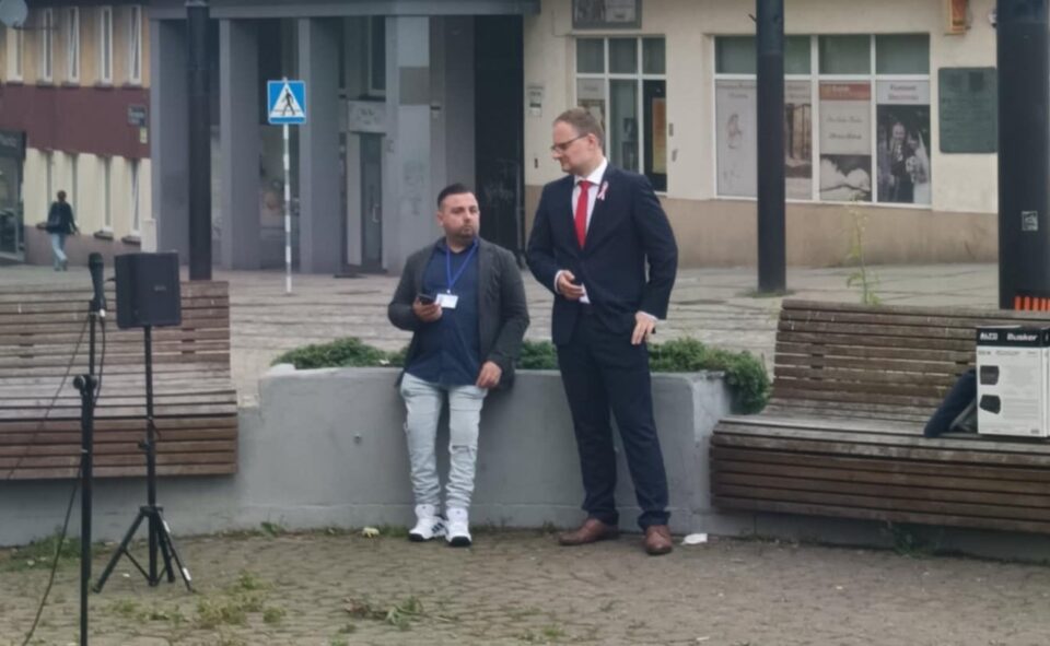 Chociaż od żadnego z nich nie uzyskał oficjalnego poparcia, to jednak wygląda na to, że Kamil Żbikowski próbuje zagrać na emocjach wyborców, tworząc przekaz, który może zostać odebrany tak, że jego kandydaturę w drugiej turze wyborów na prezydenta Zabrza poparli Sebastian Dziębowski, Rafała Kobos czy Łucja Chrzęstek-Bar. Żbikowski bowiem nagrał dziś i udostępnił trzy rolki wideo, w których powołuje się na nazwiska trzech kandydatów, którzy odpadli w pierwszej turze wyborów prezydenckich, a ani jeden z nich go oficjalnie nie poparł.