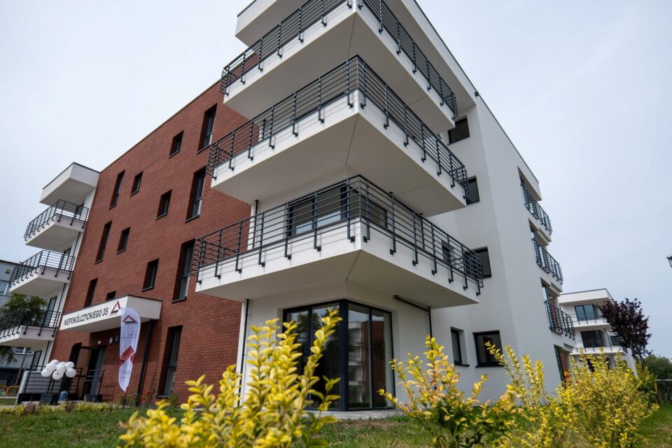 W Zabrzu dobiegła końca realizacja inwestycji mieszkaniowej „Helenka Zacisze”, zlokalizowanej przy ul. Niepokólczyckiego. To nowoczesne osiedle jest odpowiedzią na rosnące zapotrzebowanie na komfortowe lokale w systemie TBS dla osób mniej zamożnych.