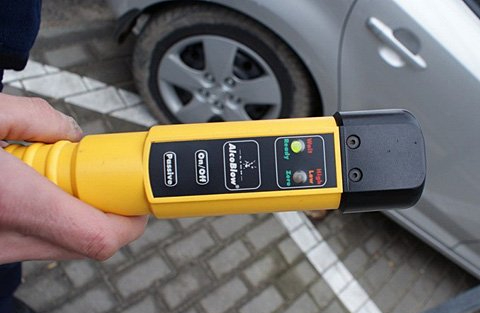 Szybka reakcja świadka i błyskawiczna interwencja policjantów z Zabrza doprowadziły do zatrzymania nietrzeźwej kierującej. 39 letnia kobieta, mając ponad 2 promile alkoholu w organizmie, wsiadła za kierownicę forda i omal nie spowodowała groźnej kolizji.