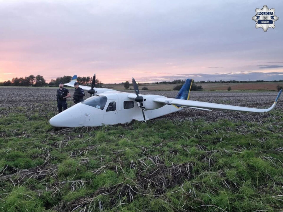 W miniony wtorek wieczorem (16 września), doszło do groźnie wyglądającego incydentu lotniczego nieopodal Zabrza i Gliwic. Mały samolot szkoleniowy musiał awaryjnie lądować na polu rolniczym w rejonie Przyszowic. Na szczęście zarówno instruktor, jak i kursant, którzy znajdowali się na pokładzie, nie odnieśli żadnych obrażeń.