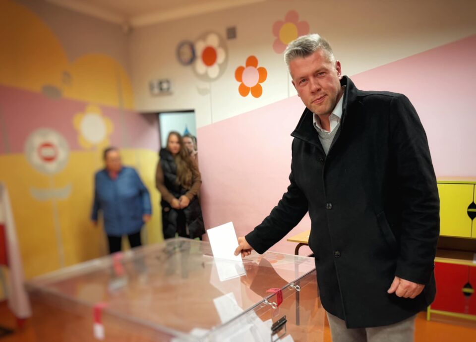 Mieszkaniec Zabrza, Jarosław Marciniak, oficjalnie złożył skargę na działalność prezydenta miasta Kamila Żbikowskiego. Powodem jest brak powołania zastępców prezydenta po prawie miesiącu od wygranych przez z niego przedterminowych wyborców, co – zdaniem Marciniaka – narusza ustawowy obowiązek i może zagrażać ciągłości pracy urzędu.