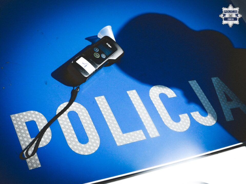 W środowy poranek na ulicy Strażackiej w Zabrzu doszło do niebezpiecznej sytuacji. Nietrzeźwy kierowca fiata uderzył w zaparkowany samochód marki Hyundai, a następnie próbował uciec z miejsca zdarzenia. Dzięki szybkiej reakcji zabrzańskich policjantów został zatrzymany. Badanie alkomatem wykazało, że miał w organizmie ponad 2 promile alkoholu.