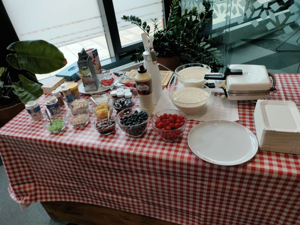 Konferencja ma swój rytm: rejestracja, pierwsza kawa, gęstniejące notatki, rozmowy kuluarowe. I właśnie wtedy, gdzieś między prelekcją a panelem, decyduje się coś zaskakująco ważnego—jakie jedzenie stoi na stolikach. Brzmi prosto, ale to często robi różnicę między „było OK” a „wow, świetnie zorganizowane wydarzenie”. Poniżej znajdziesz praktyczny przewodnik, bez zadęcia i z myślą o realiach.