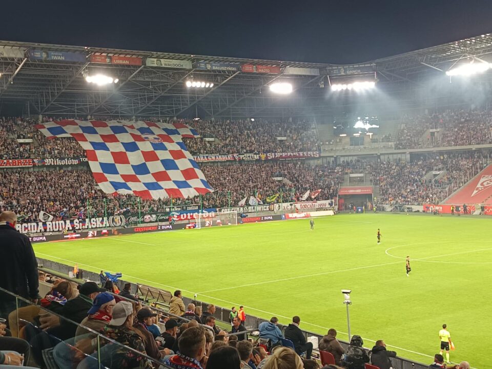 Podczas poniedziałkowej sesji Rady Miasta Zabrze (29 września) jednym z głównych punktów obrad była prywatyzacja Górnika Zabrze. Temat, który od miesięcy budzi emocje wśród kibiców i lokalnych polityków, ponownie odsłonił skalę trudności w procesie sprzedaży jednego z najbardziej utytułowanych polskich klubów piłkarskich.