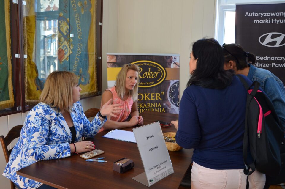 W ostatni poniedziałek miesiąca (29 września) o godzinie 11:00 przed budynkiem Powiatowego Urzędu Pracy w Zabrzu odbędzie się Jesienny Kiermasz Ofert Pracy. To wyjątkowe wydarzenie potrwa około dwóch godzin i będzie doskonałą okazją dla wszystkich mieszkańców miasta i okolic, którzy szukają pracy lub planują zmienić miejsce zatrudnienia.