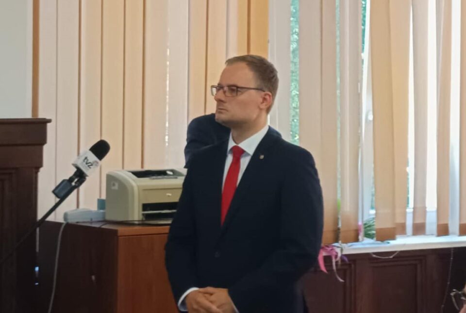 Minęło półtora tygodnia od zwycięstwa w wyborach prezydenckich Kamila Żbikowskiego i ponad tydzień od złożenia przez niego ślubowania. Od tego czasu nowy prezydent Zabrza zamilkł i śmiało można powiedzieć, że niemal zniknął, ponieważ pokazywał się sporadycznie i wciąż nie wiadomo z kim będzie współrządził miastem. Jak dowiedzieliśmy się też z nieoficjalnych źródeł, najbliżsi współpracownicy ze stowarzyszenia Lepsze Zabrze stracili z nim kontakt.