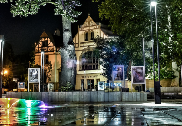 🎭 Już w sobotę, 13 września 2025 roku, w Teatrze Nowym w Zabrzu odbędzie się jubileuszowa, 15. edycja Nocy Teatrów Metropolii. To jedno z najważniejszych wydarzeń kulturalnych na Śląsku i w Zagłębiu, które od lat przyciąga tłumy miłośników sztuki scenicznej. Organizatorem przedsięwzięcia jest Górnośląsko-Zagłębiowska Metropolia, a Zabrze – jak co roku – przygotowało wyjątkowy i zróżnicowany program dla dzieci, młodzieży i dorosłych.