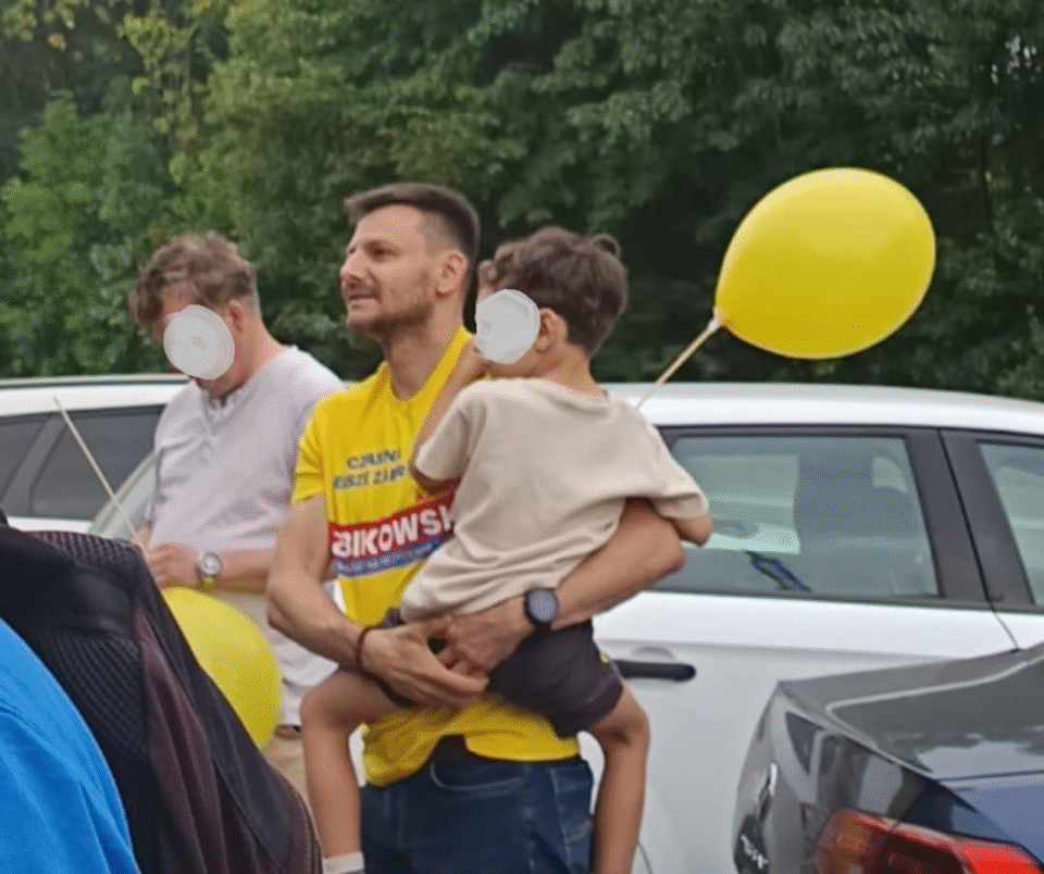 Doradzał i mocno angażował się w kampanię wyborczą Kamila Żbikowskiego. Po jego zwycięstwie w wyborach prezydenckich, jak dowiedzieliśmy się z nieoficjalnych źródeł, były wiceburmistrz Miasteczka Śląskiego – Łukasz Kowalkowski, wciąż jest szarą eminencją nowego prezydenta miasta i może mieć na niego negatywny wpływ. A efektem tego może być opieszałość Żbikowskiego w podejmowaniu kluczowych decyzji dla miasta, a także brak porozumienia na linii prezydent – radni.