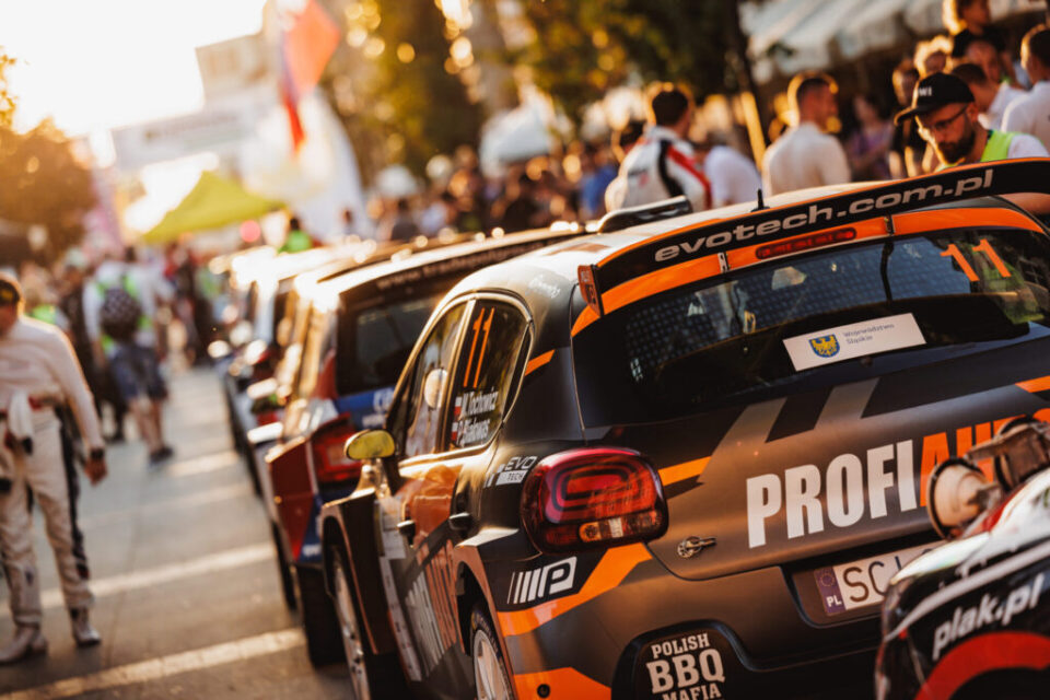 Już w dniach 19–21 września 2025 r. na ulicach Zabrza rozegra się jeden z najbardziej emocjonujących odcinków specjalnych Rajdu Śląska 2025 – prestiżowej rundy Rajdowych Samochodowych Mistrzostw Polski (RSMP) i FIA European Rally Trophy. To niepowtarzalna szansa, by zobaczyć najlepszych kierowców rajdowych w akcji i poczuć atmosferę wielkiego motorsportu tuż obok swojego domu.