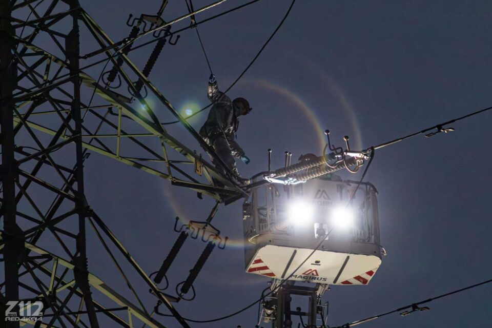 W czwartek (18 września) około godziny 17:00 na ulicy Korczoka w Zabrzu (Zaborze Północ) doszło do tragicznego wypadku. Mężczyzna wspiął się na słup energetyczny, gdzie został porażony prądem. Niestety, pomimo natychmiastowej reakcji służb, poniósł śmierć na miejscu.