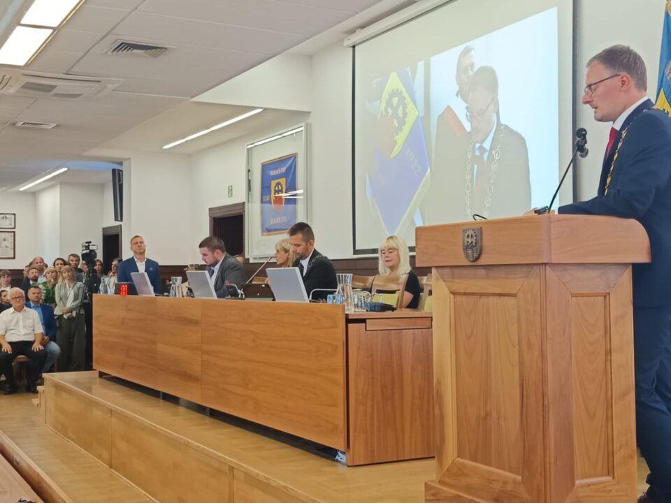 Mijają dokładnie dwa tygodnie od zaprzysiężenia na prezydenta Zabrza Kamila Żbikowskiego i od tego czasu nie doszło do oficjalnego spotkania pomiędzy nim, a miejskimi radnymi. Co ciekawe, chęć takiego spotkania zaproponował Żbikowskiemu zaraz po zaprzysiężeniu przewodniczący Rady Miasta Zabrze Grzegorz Olejniczak. Ale na tym nie koniec. Nowy prezydent nakazał przewodniczącemu kontaktować się wyłącznie przez sekretariat.