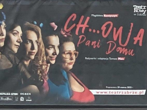 Dla niektórych skandal, brak smaku i pogwałcenie kultury, które nie powinno mieć miejsca w teatrze. Jednak dla przeważającej części publiczności spektakl „Ch..owa pani domu” wystawiany na deskach Teatru Nowego w Zabrzu bije rekordy popularności i przyciąga spragnione sztuki tłumy publiczności. Czy to zasługa kontrowersyjnego tytułu?